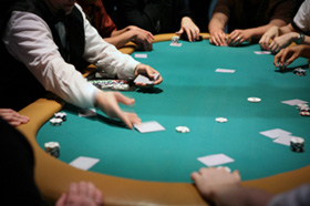 Marchand et les joueurs à une table de poker